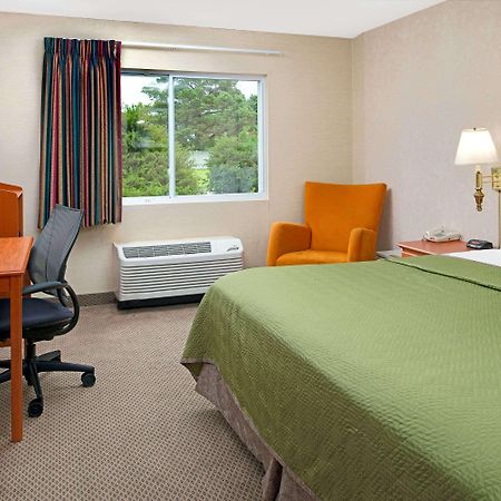 Travelodge By Wyndham Lincoln Airport I-80 Экстерьер фото