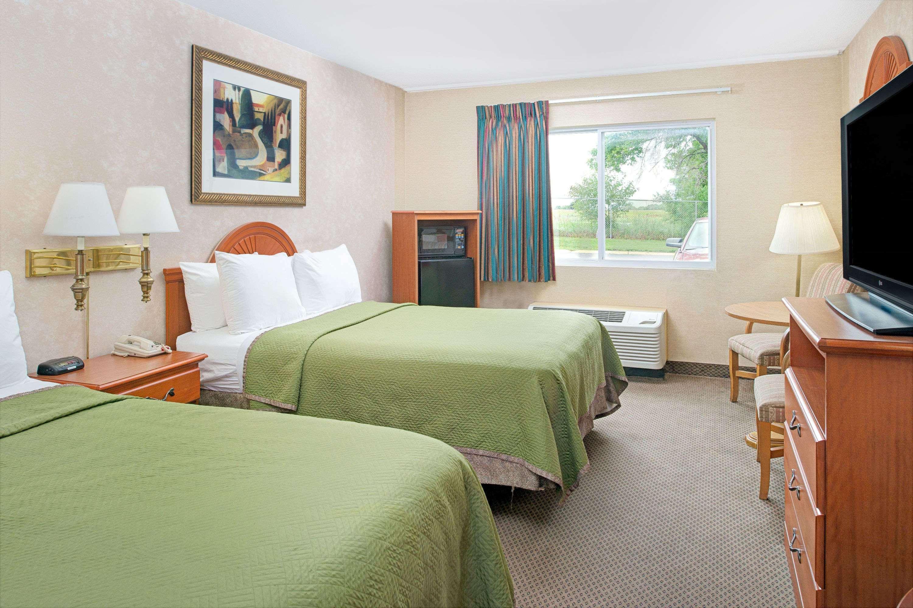 Travelodge By Wyndham Lincoln Airport I-80 Экстерьер фото