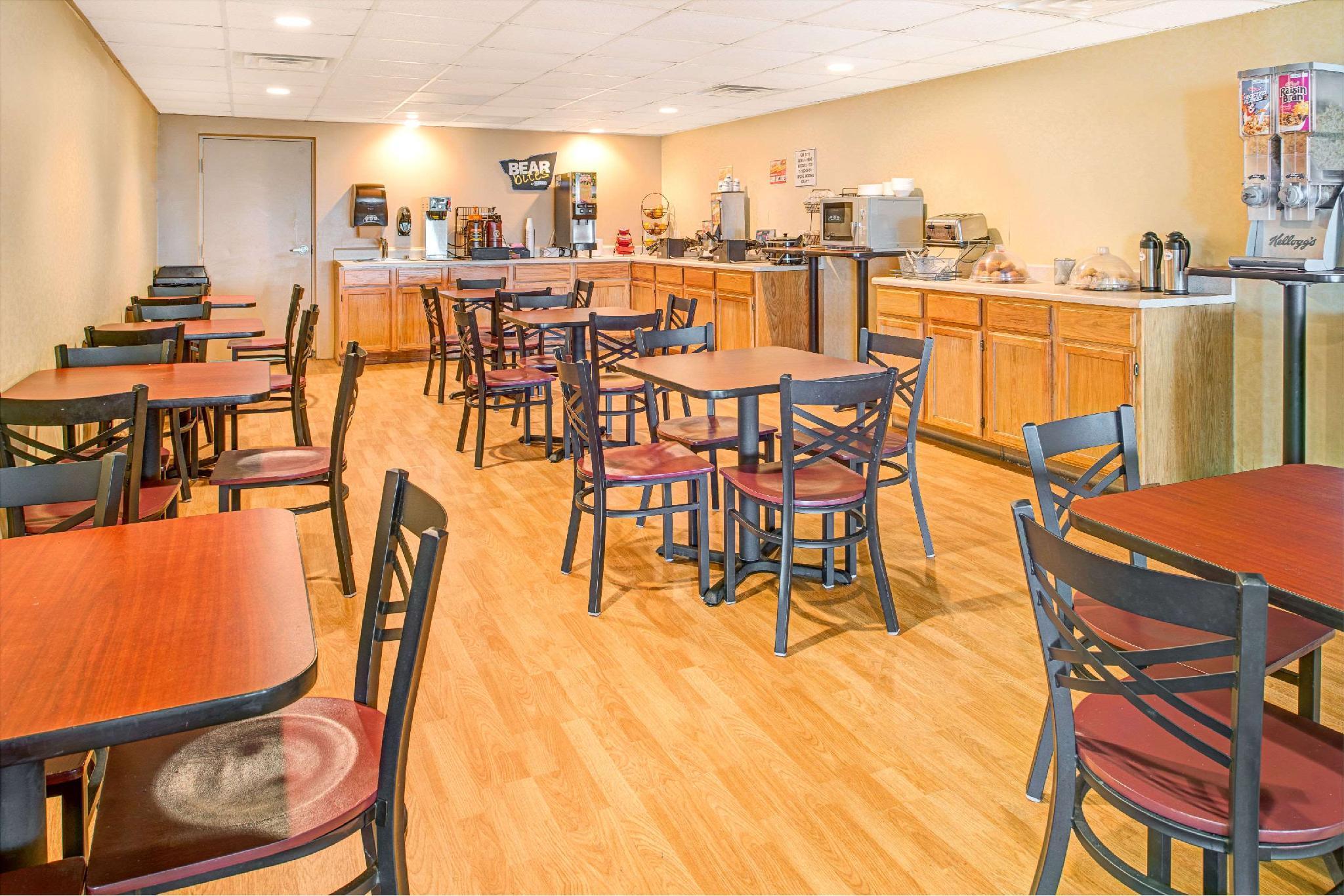 Travelodge By Wyndham Lincoln Airport I-80 Экстерьер фото
